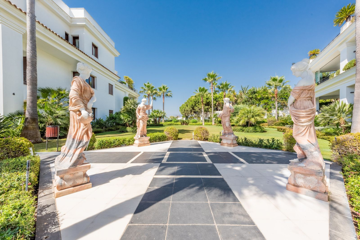 4 Bed Apartment for sale in Estepona Costa Del Sol, Málaga, Spain