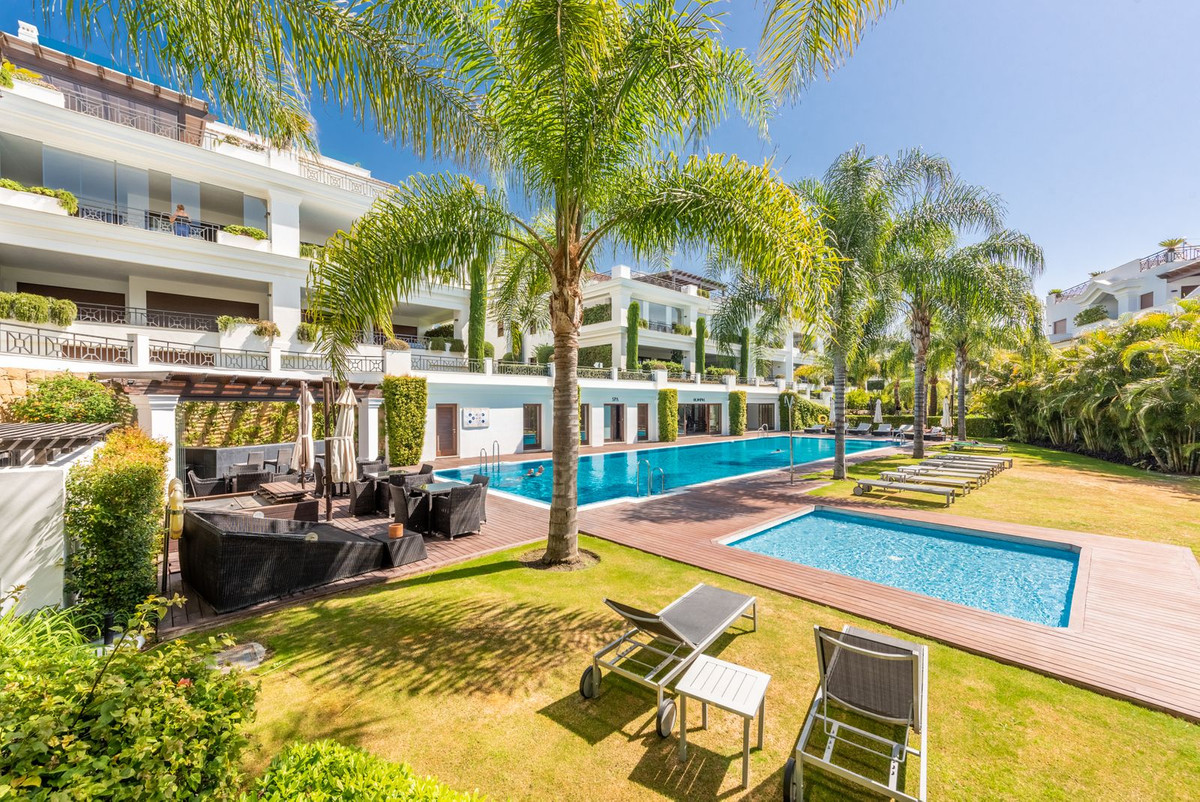 4 Bed Apartment for sale in Estepona Costa Del Sol, Málaga, Spain