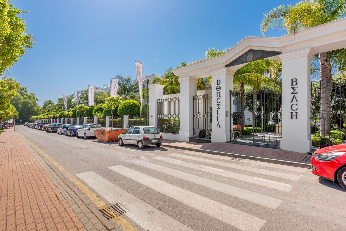 4 Bed Apartment for sale in Estepona Costa Del Sol, Málaga, Spain