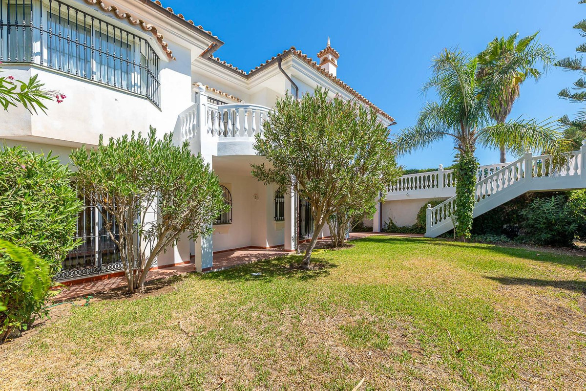 Se vende Villa - Chalet de 3 dormitorios en Costa Del Sol, Málaga, España