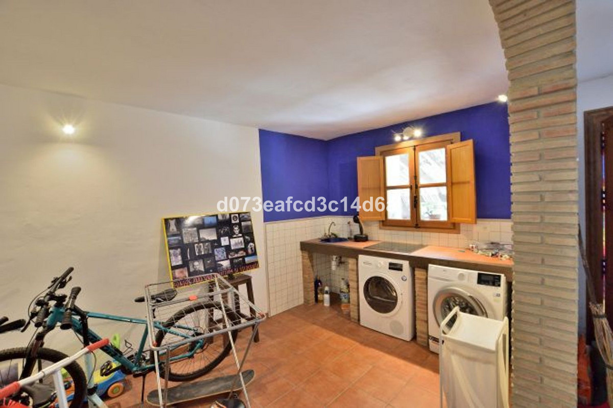 4 Bed Townhouse for sale in Arriate Costa Del Sol, Málaga, Spain
