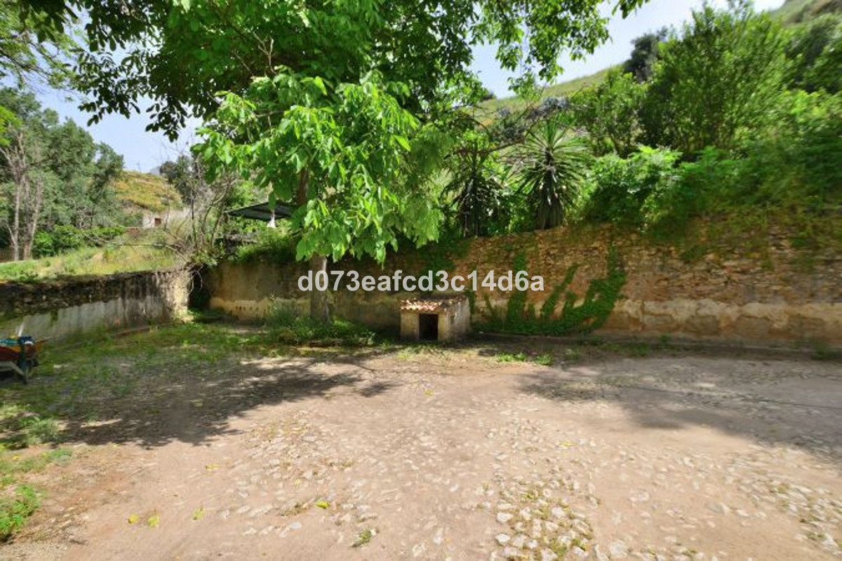 4 Bed Townhouse for sale in Arriate Costa Del Sol, Málaga, Spain