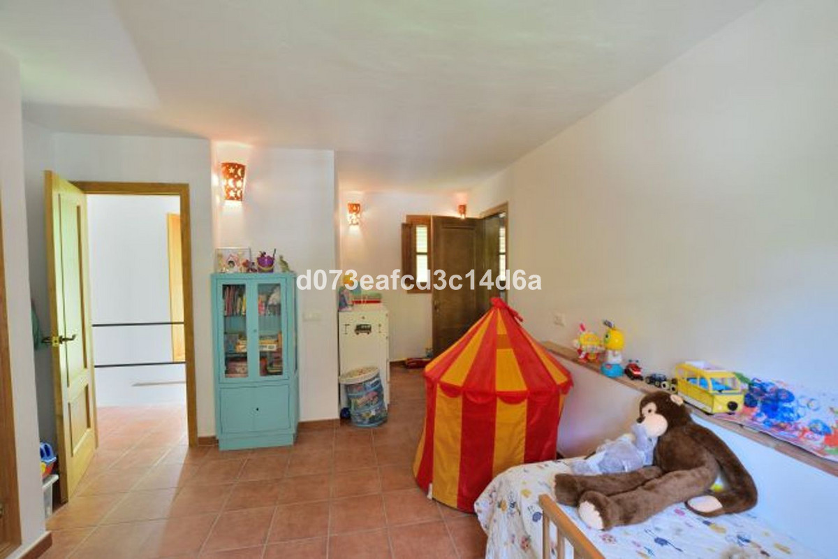4 Bed Townhouse for sale in Arriate Costa Del Sol, Málaga, Spain