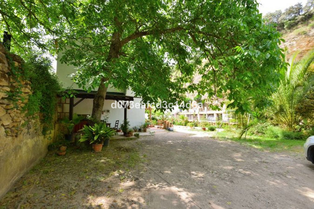 4 Bed Townhouse for sale in Arriate Costa Del Sol, Málaga, Spain