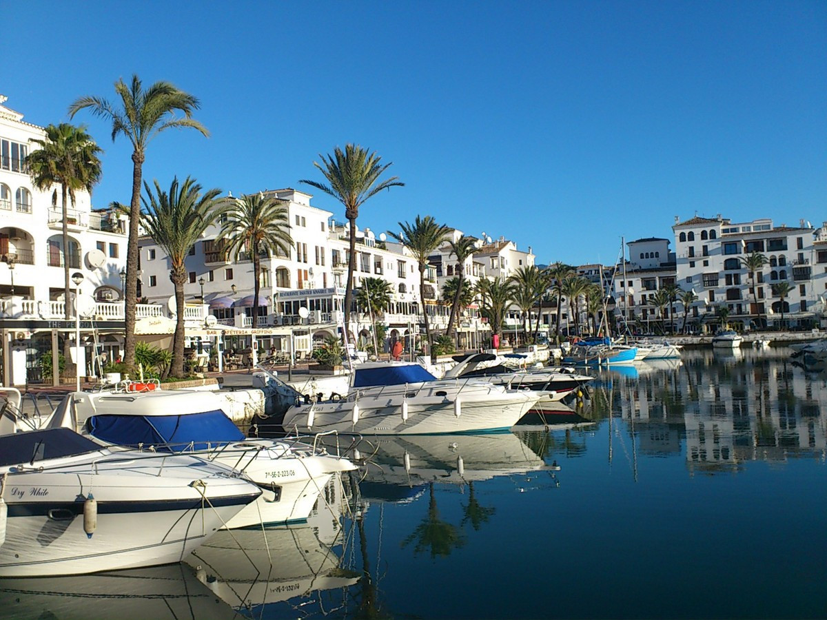 1 Bed Apartment for sale in La Duquesa Costa Del Sol, Málaga, Spain