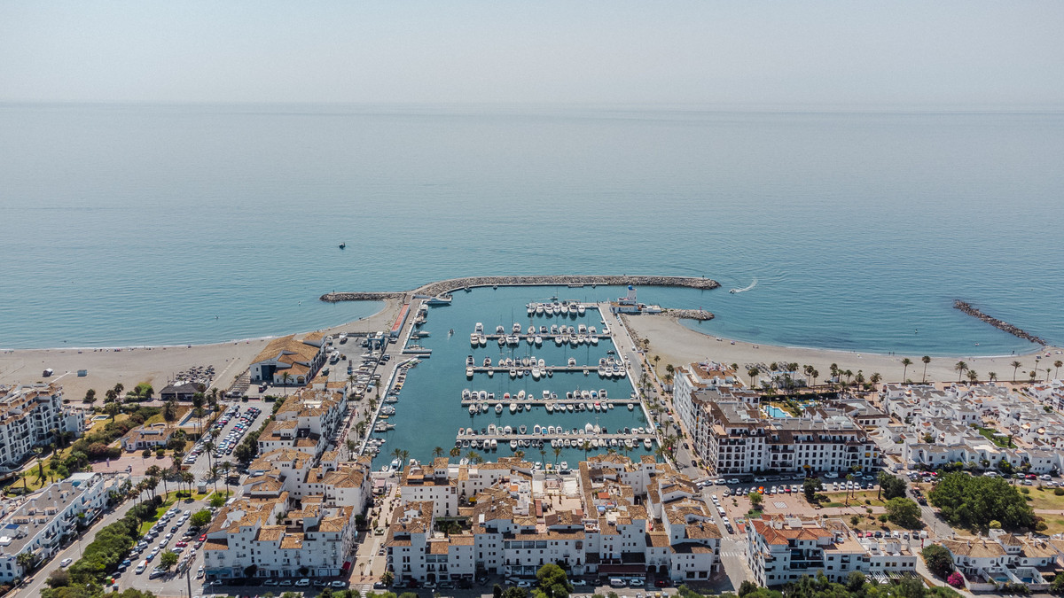 1 Bed Apartment for sale in La Duquesa Costa Del Sol, Málaga, Spain