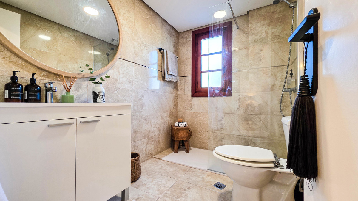 1 Bed Apartment for sale in La Duquesa Costa Del Sol, Málaga, Spain