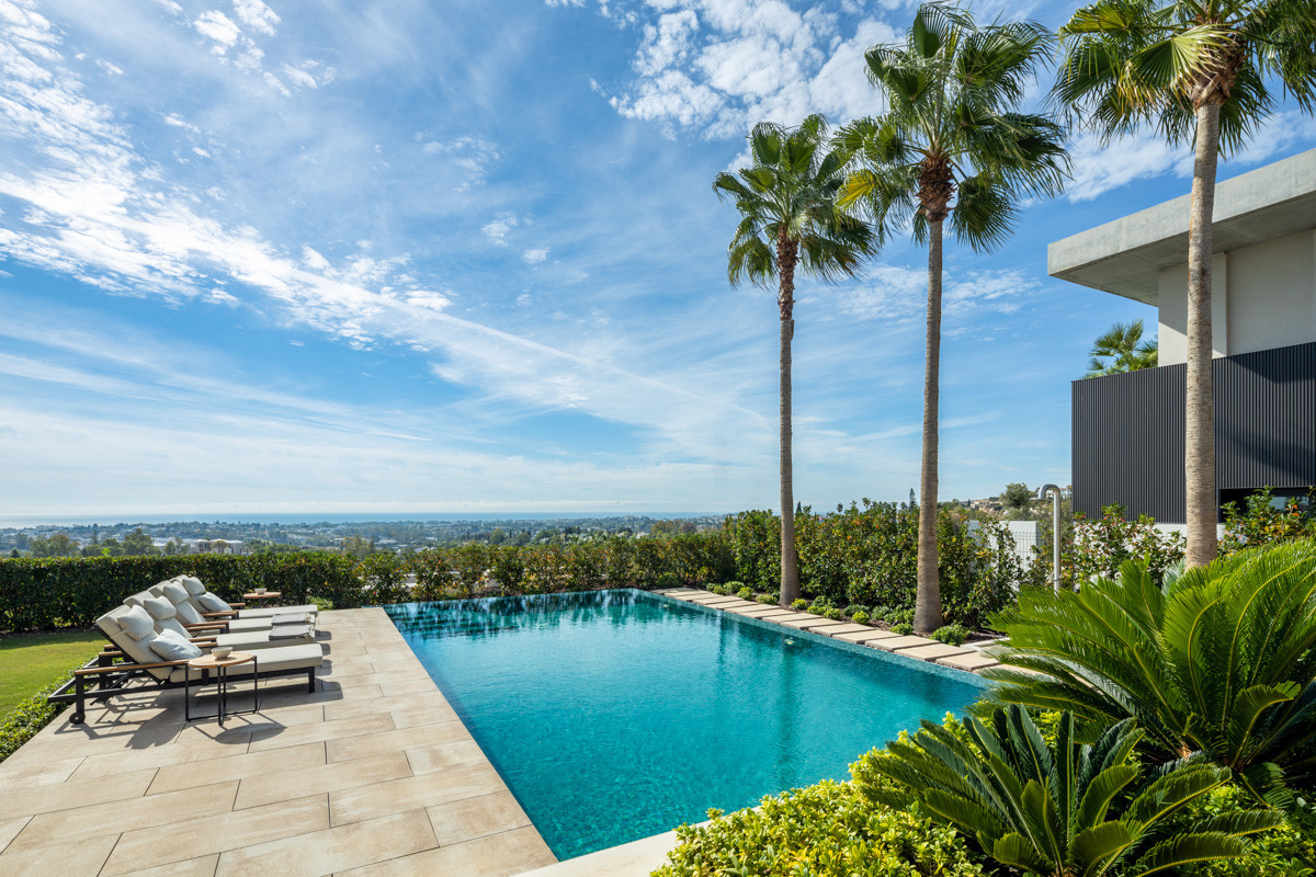 6 Bed Townhouse for sale in La Quinta Costa Del Sol, Málaga, Spain