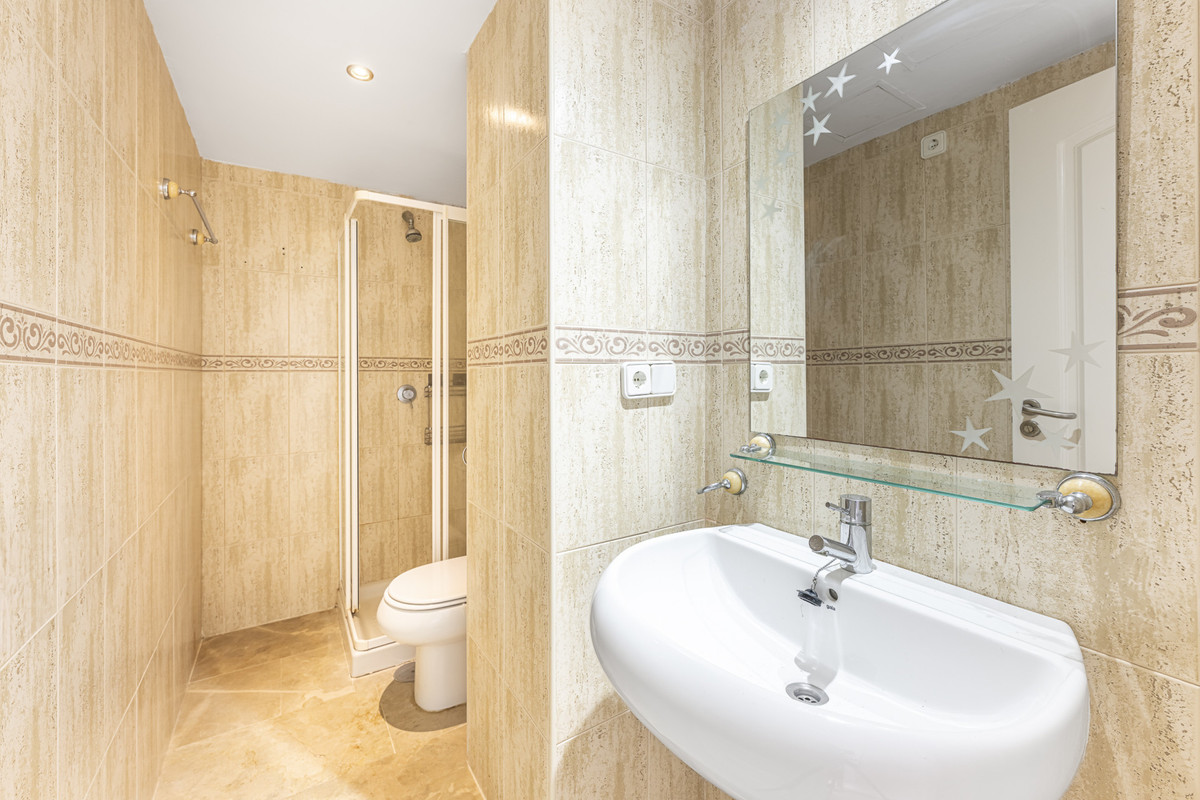 2 Bed Apartment for sale in La Duquesa Costa Del Sol, Málaga, Spain