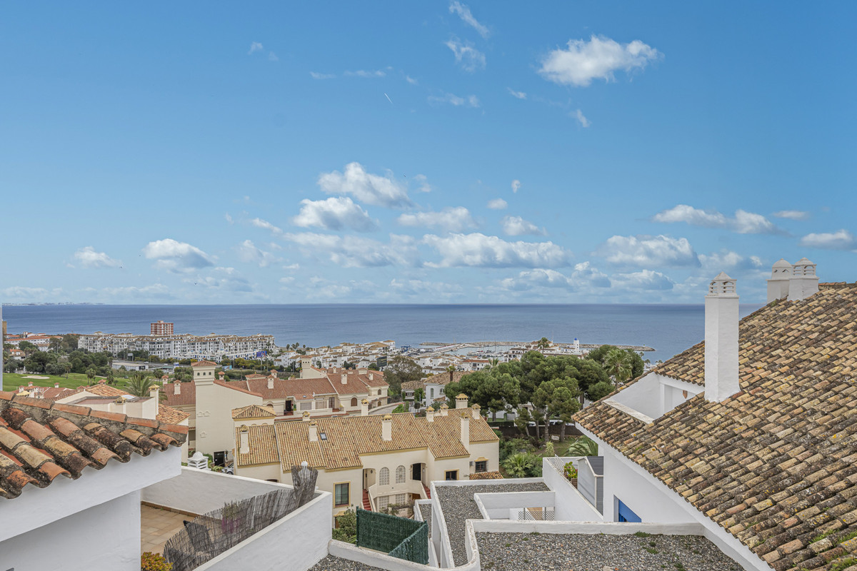 2 Bed Apartment for sale in La Duquesa Costa Del Sol, Málaga, Spain