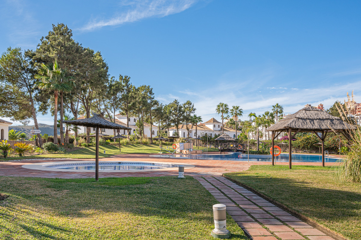 2 Bed Apartment for sale in La Duquesa Costa Del Sol, Málaga, Spain