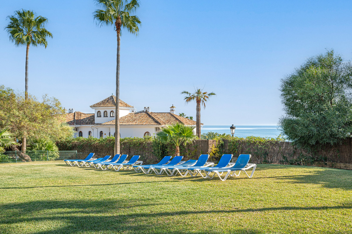 2 Bed Apartment for sale in La Duquesa Costa Del Sol, Málaga, Spain