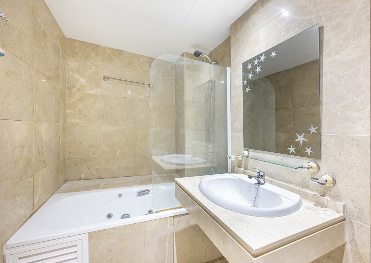 2 Bed Apartment for sale in La Duquesa Costa Del Sol, Málaga, Spain