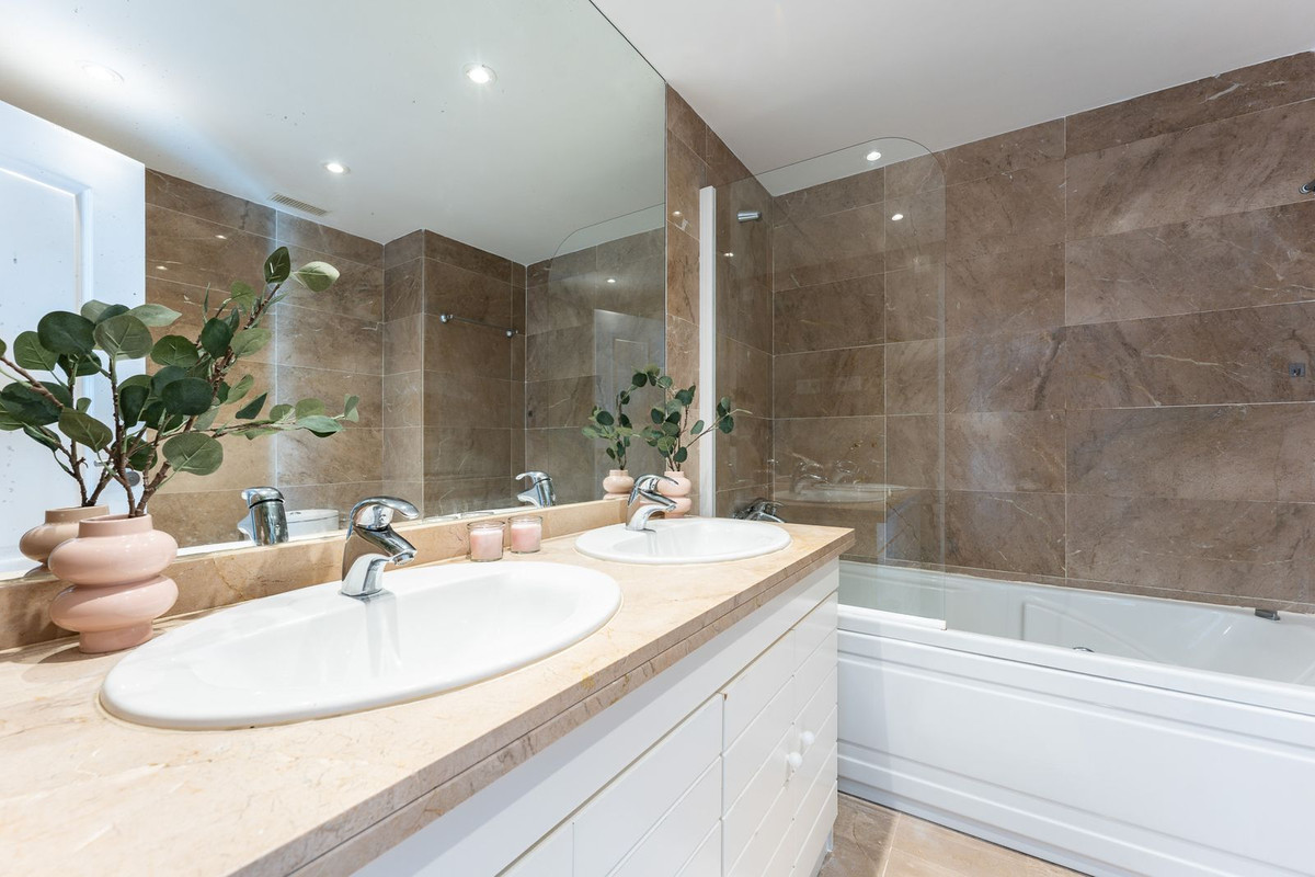 Se vende Apartamento Planta Media de 2 dormitorios en Costa Del Sol, Málaga, España