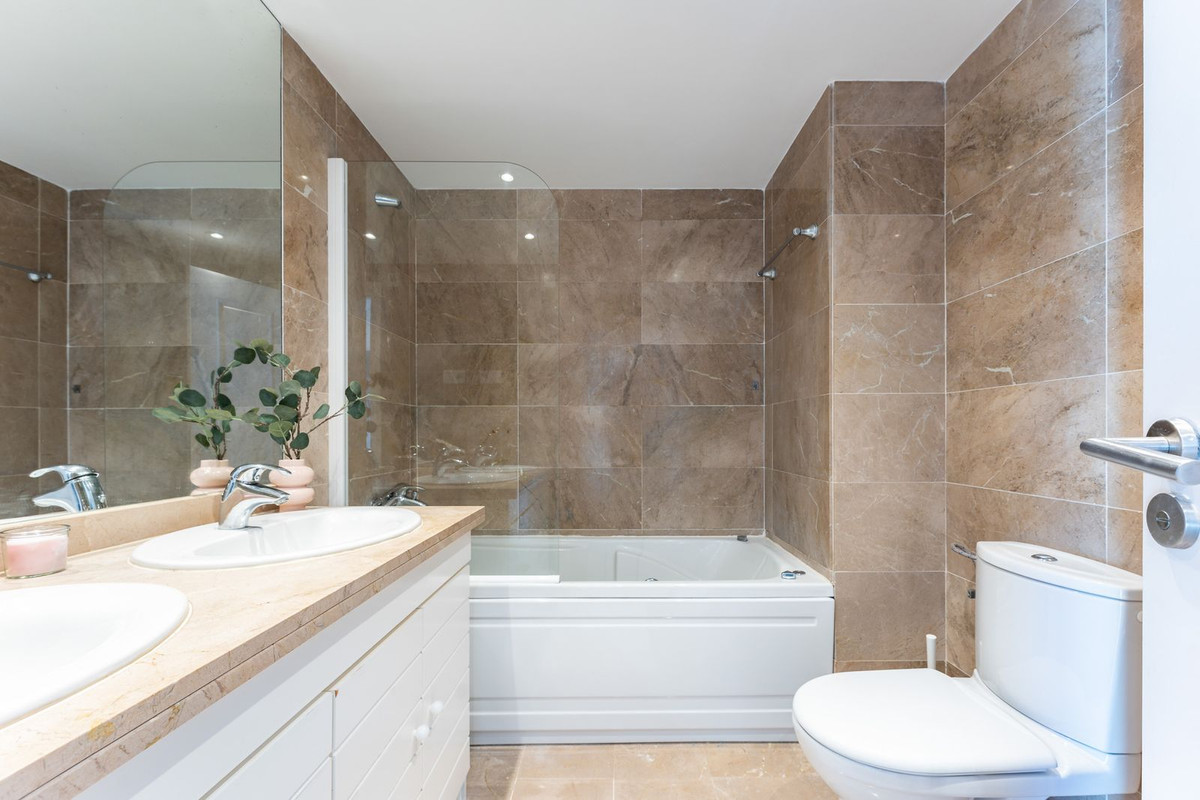 Se vende Apartamento Planta Media de 2 dormitorios en Costa Del Sol, Málaga, España