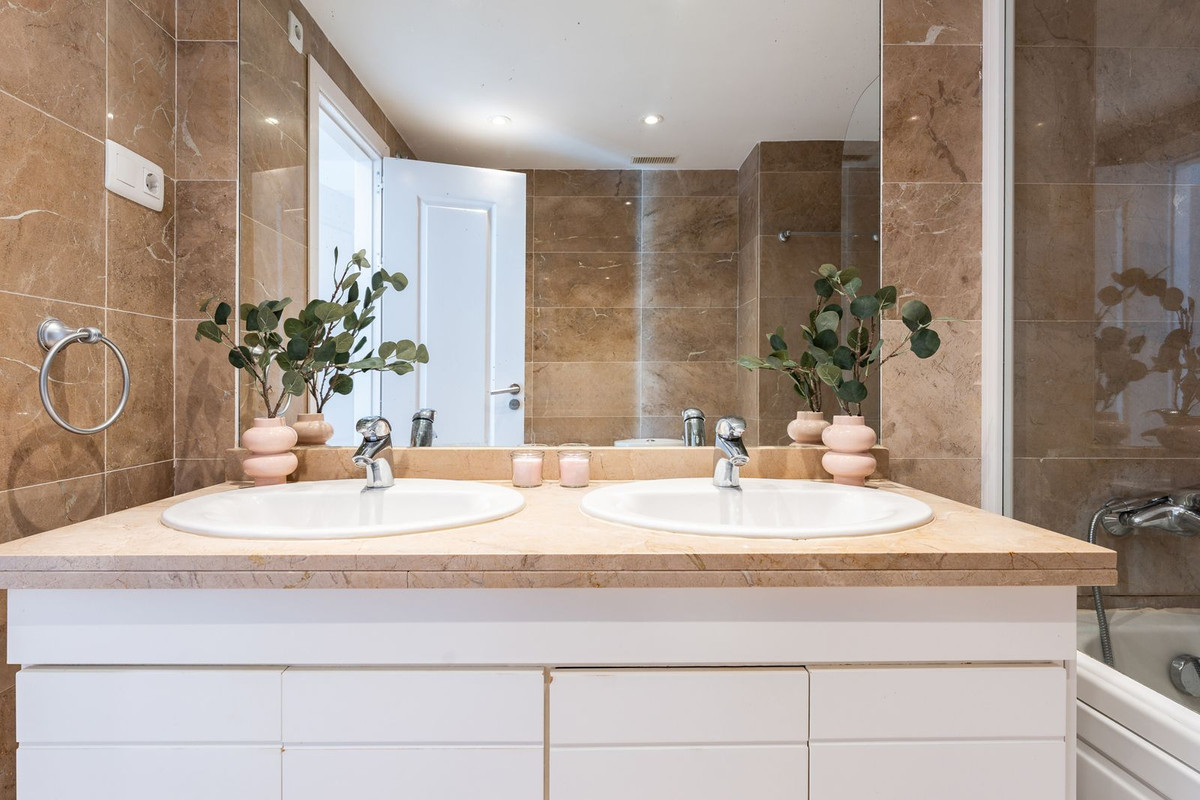 Se vende Apartamento Planta Media de 2 dormitorios en Costa Del Sol, Málaga, España