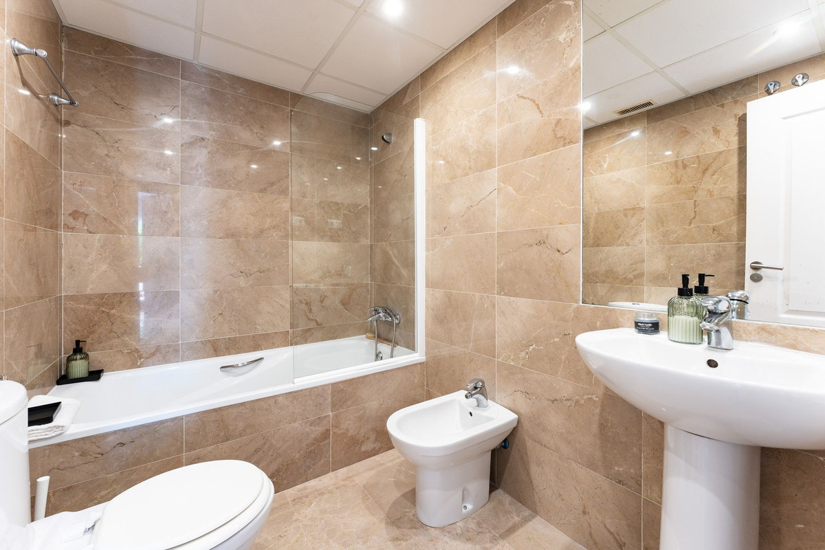 Se vende Apartamento Planta Media de 2 dormitorios en Costa Del Sol, Málaga, España