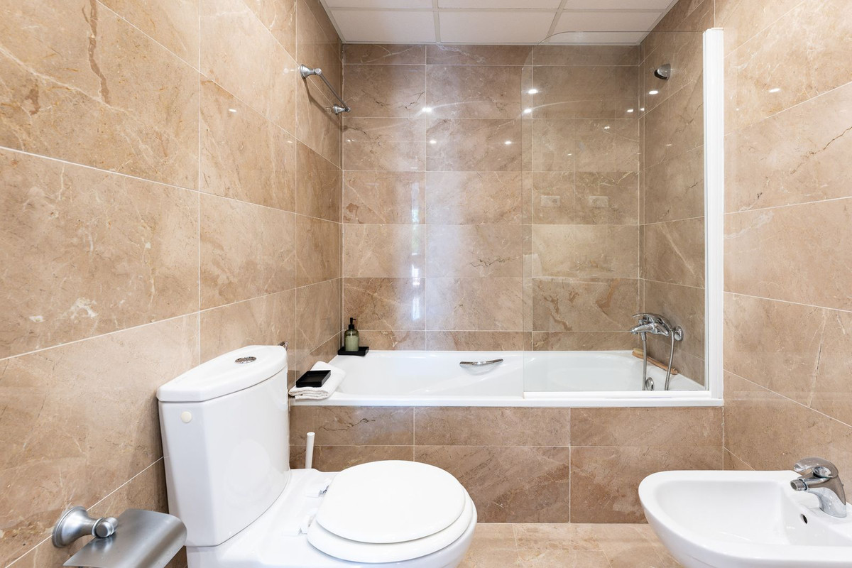 Se vende Apartamento Planta Media de 2 dormitorios en Costa Del Sol, Málaga, España