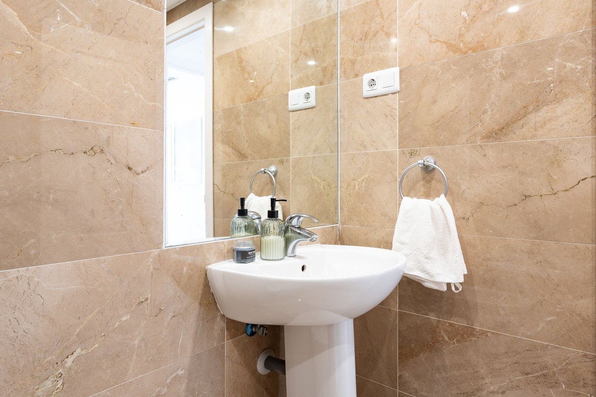 Se vende Apartamento Planta Media de 2 dormitorios en Costa Del Sol, Málaga, España