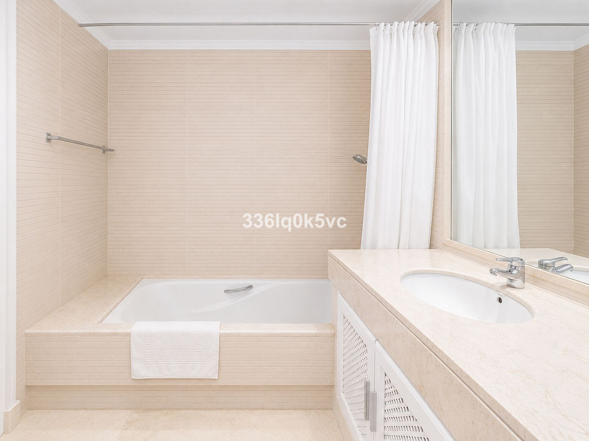 Se vende Apartamento Planta Media de 2 dormitorios en Costa Del Sol, Málaga, España