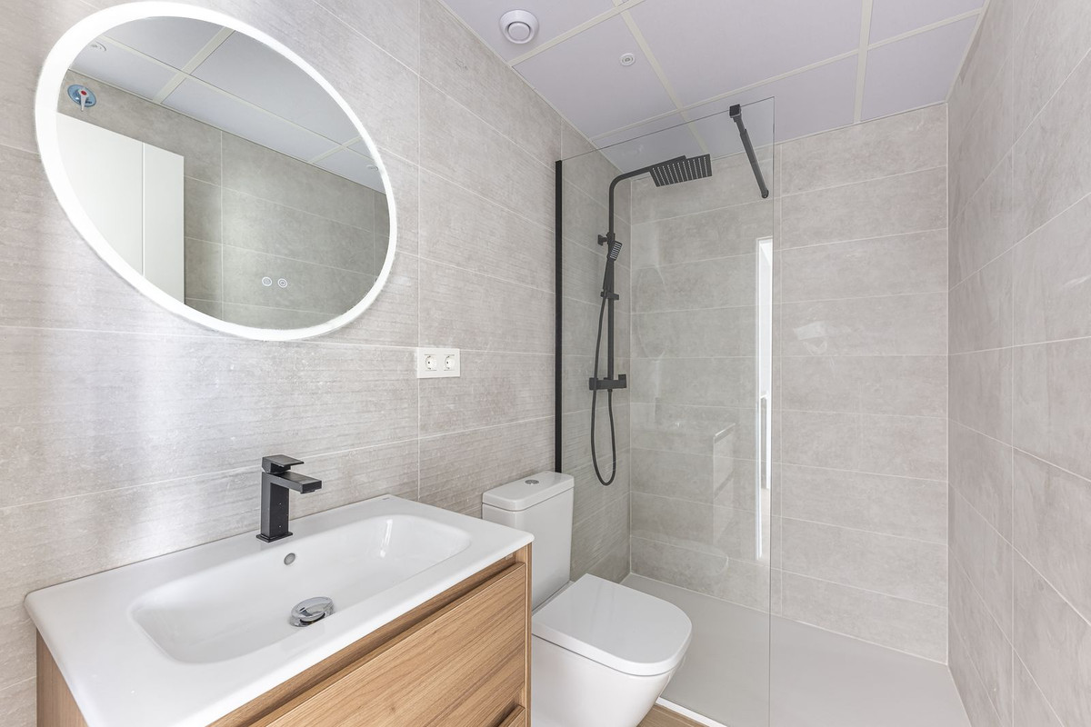 Se vende Apartamento Planta Media de 2 dormitorios en Costa Del Sol, Málaga, España