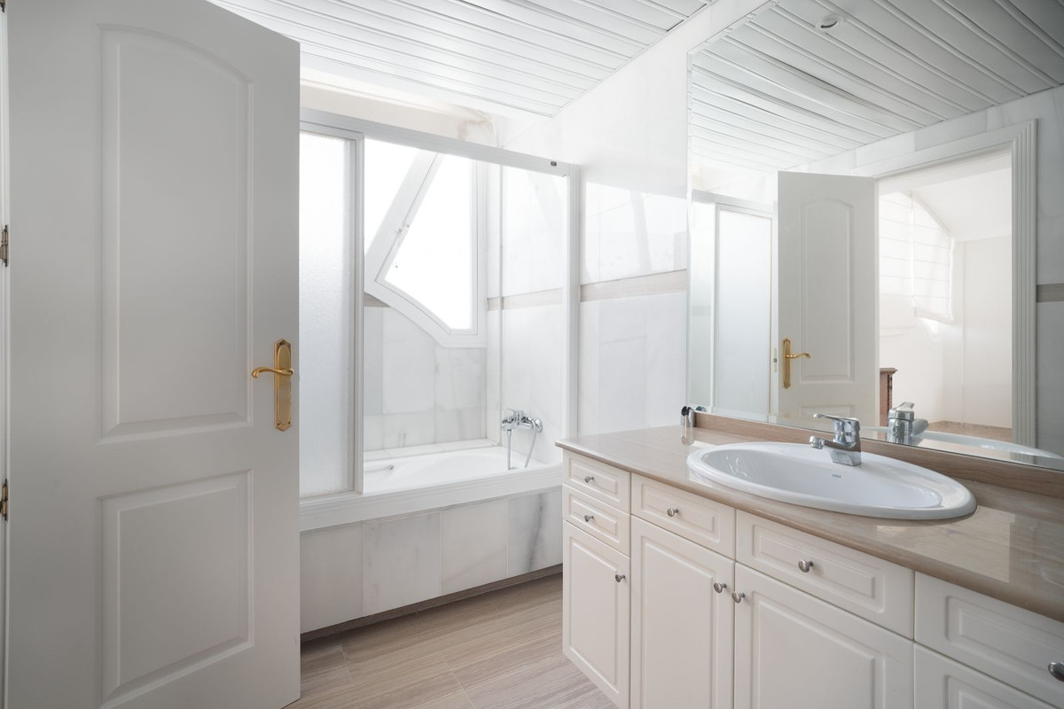 3 Bed Apartment for sale in Benalmadena Costa Costa Del Sol, Málaga, Spain
