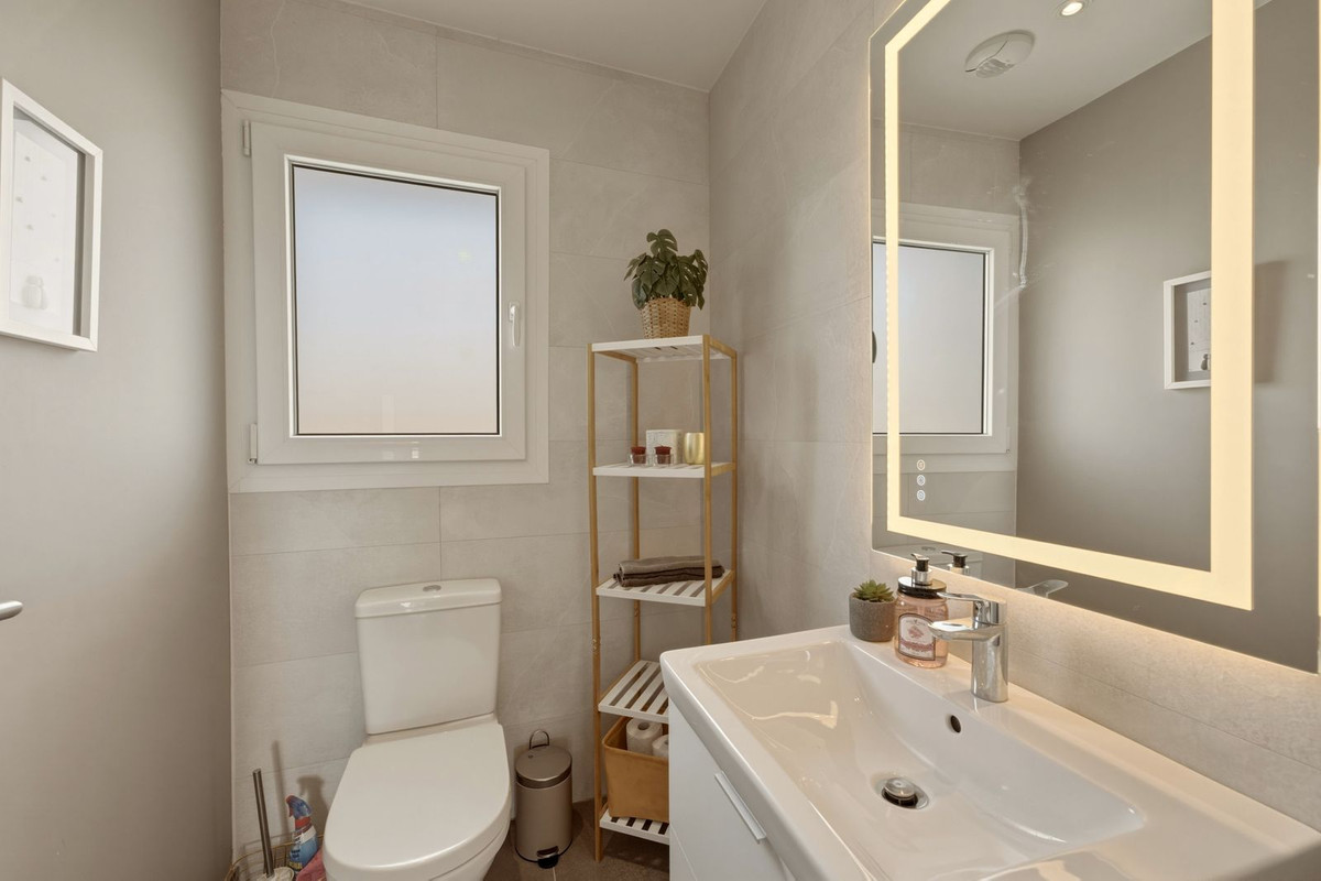 4 Bed Apartment for sale in Estepona Costa Del Sol, Málaga, Spain