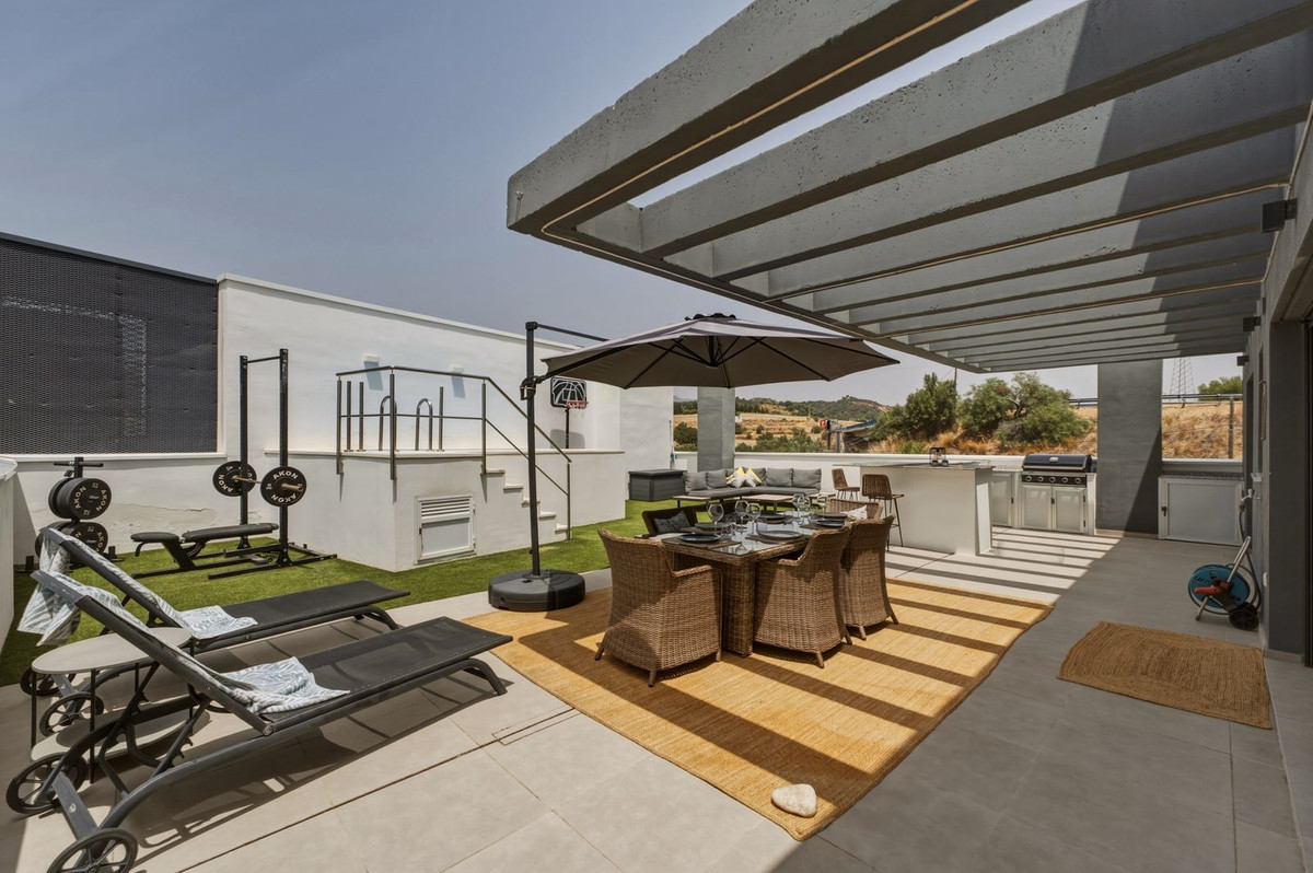 4 Bed Apartment for sale in Estepona Costa Del Sol, Málaga, Spain