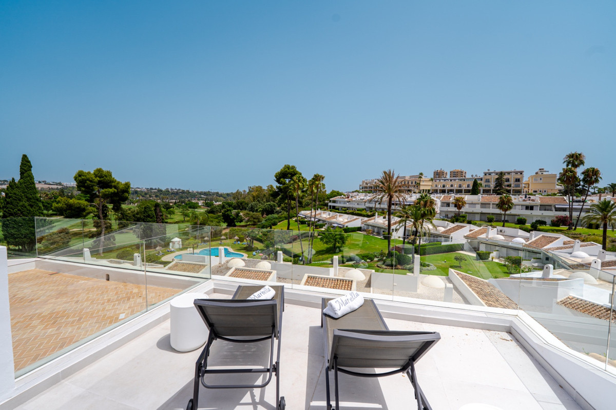 2 Bed Apartment for sale in Nueva Andalucía Costa Del Sol, Málaga, Spain