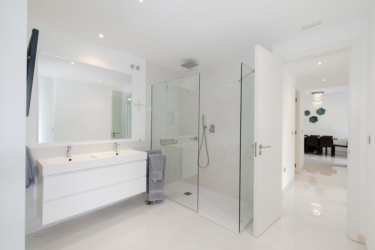 3 Bed Apartment for sale in Estepona Costa Del Sol, Málaga, Spain