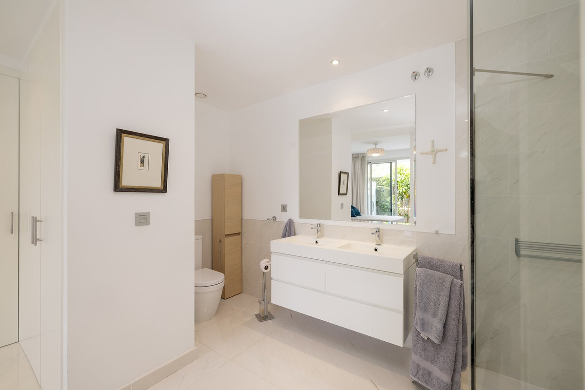 3 Bed Apartment for sale in Estepona Costa Del Sol, Málaga, Spain