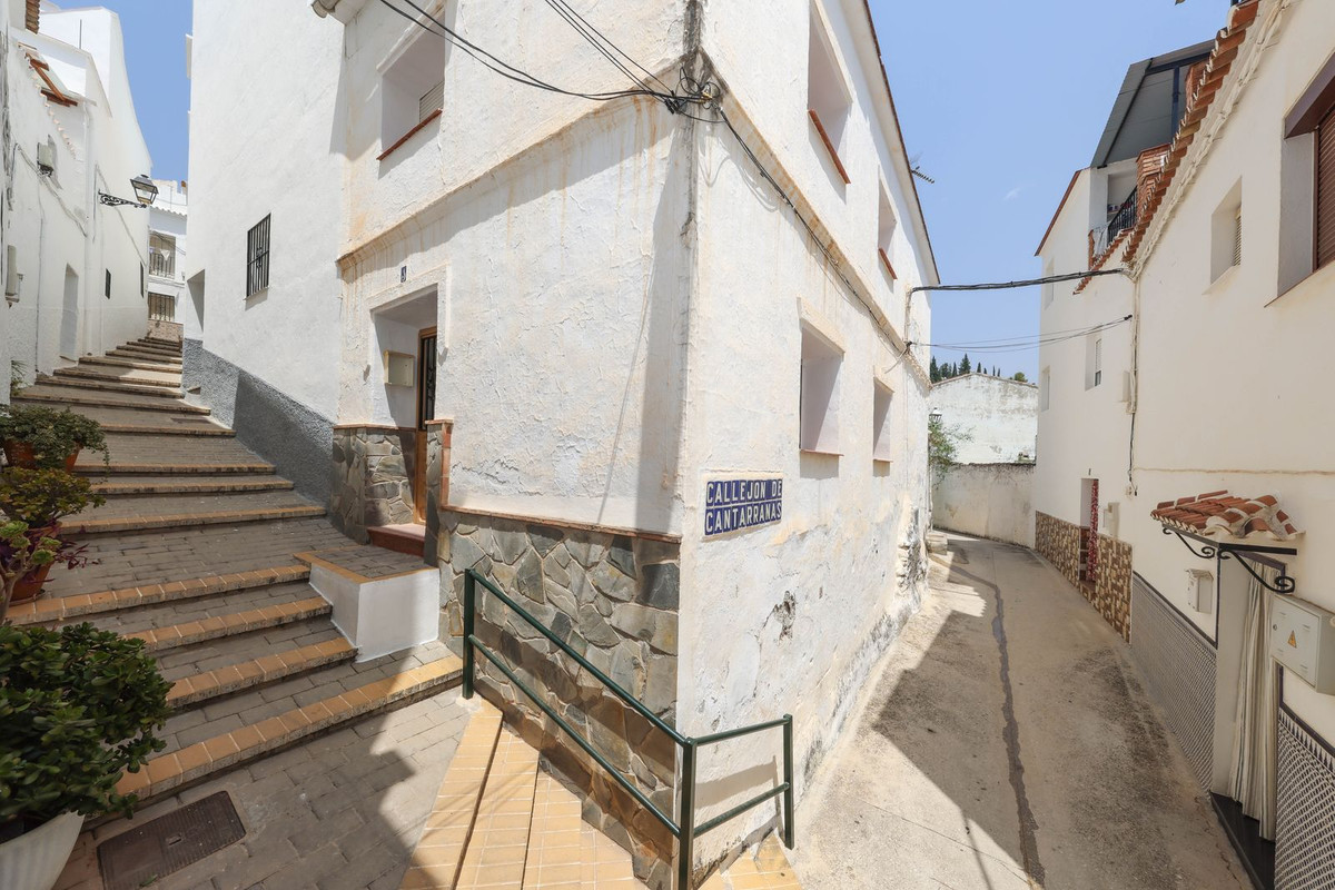 2 Bed Townhouse for sale in Tolox Costa Del Sol, Málaga, Spain