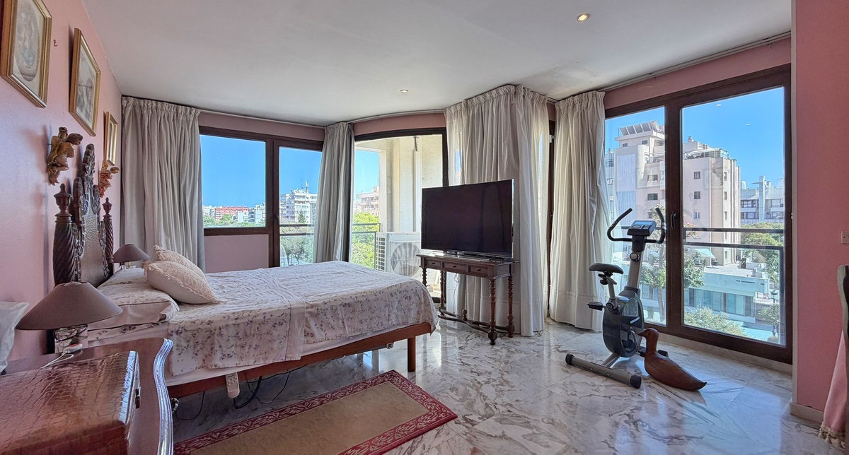 3 Bed Apartment for sale in Marbella Costa Del Sol, Málaga, Spain