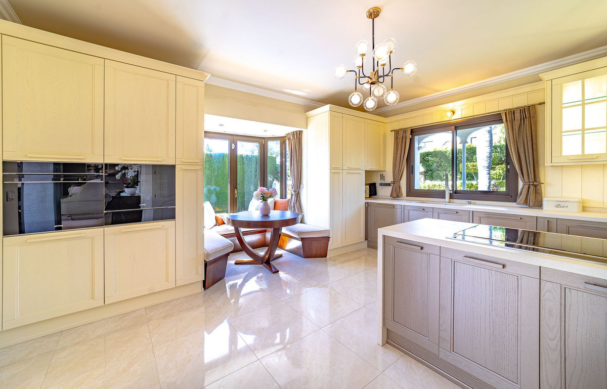 5 Bed Townhouse for sale in Atalaya Costa Del Sol, Málaga, Spain
