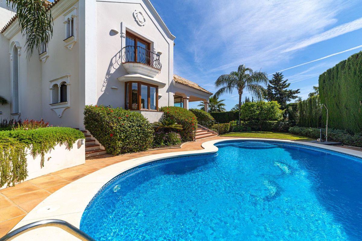 5 Bed Townhouse for sale in Atalaya Costa Del Sol, Málaga, Spain