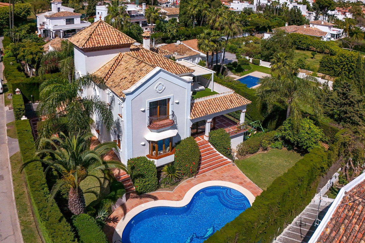 5 Bed Townhouse for sale in Atalaya Costa Del Sol, Málaga, Spain