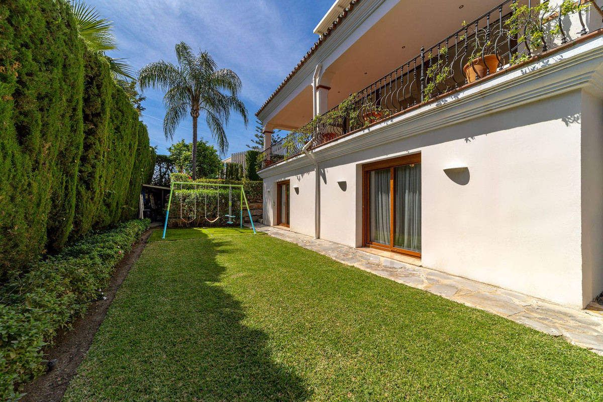 5 Bed Townhouse for sale in Atalaya Costa Del Sol, Málaga, Spain