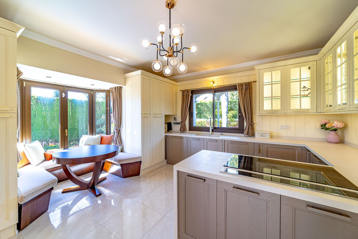 5 Bed Townhouse for sale in Atalaya Costa Del Sol, Málaga, Spain
