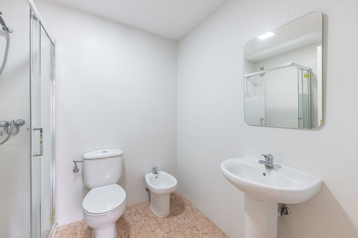 Se vende Apartamento Planta Media de 2 dormitorios en Costa Del Sol, Málaga, España