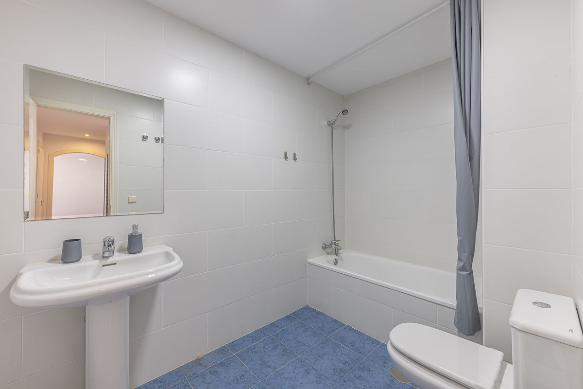 Se vende Apartamento Planta Media de 2 dormitorios en Costa Del Sol, Málaga, España