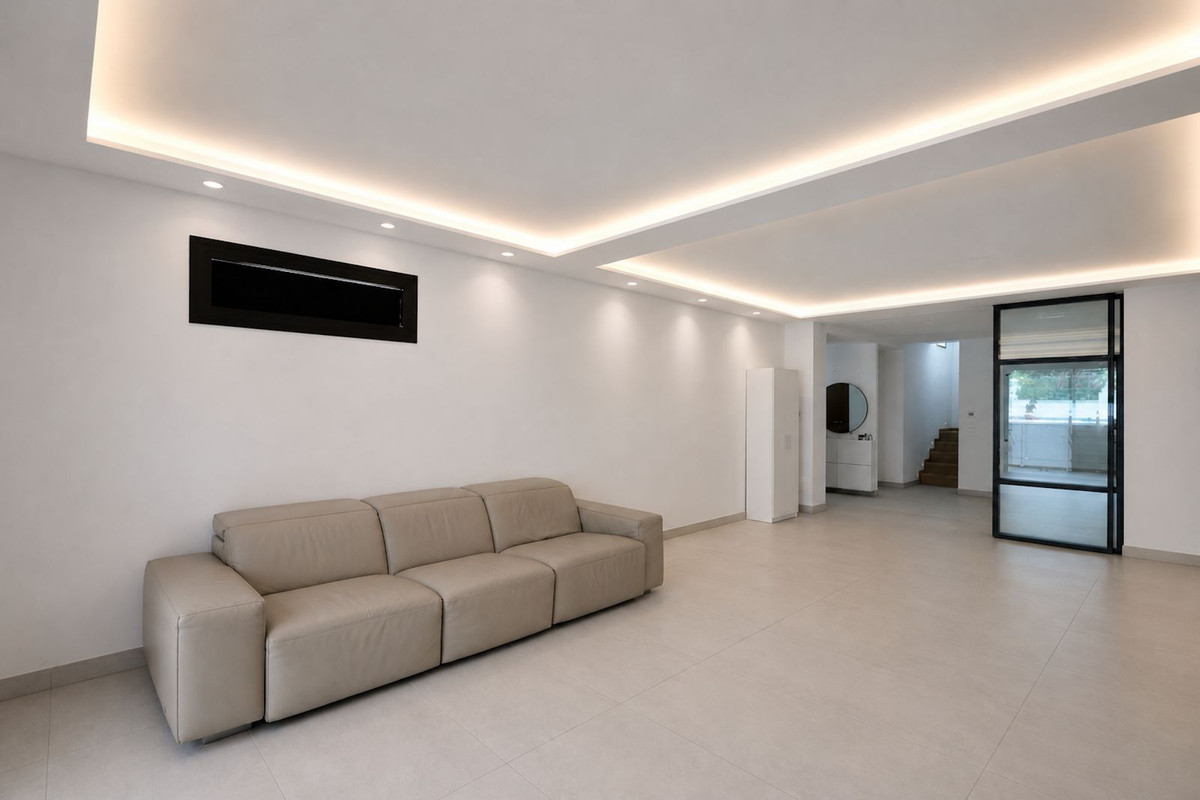 9 Bed Townhouse for sale in Nueva Andalucía Costa Del Sol, Málaga, Spain
