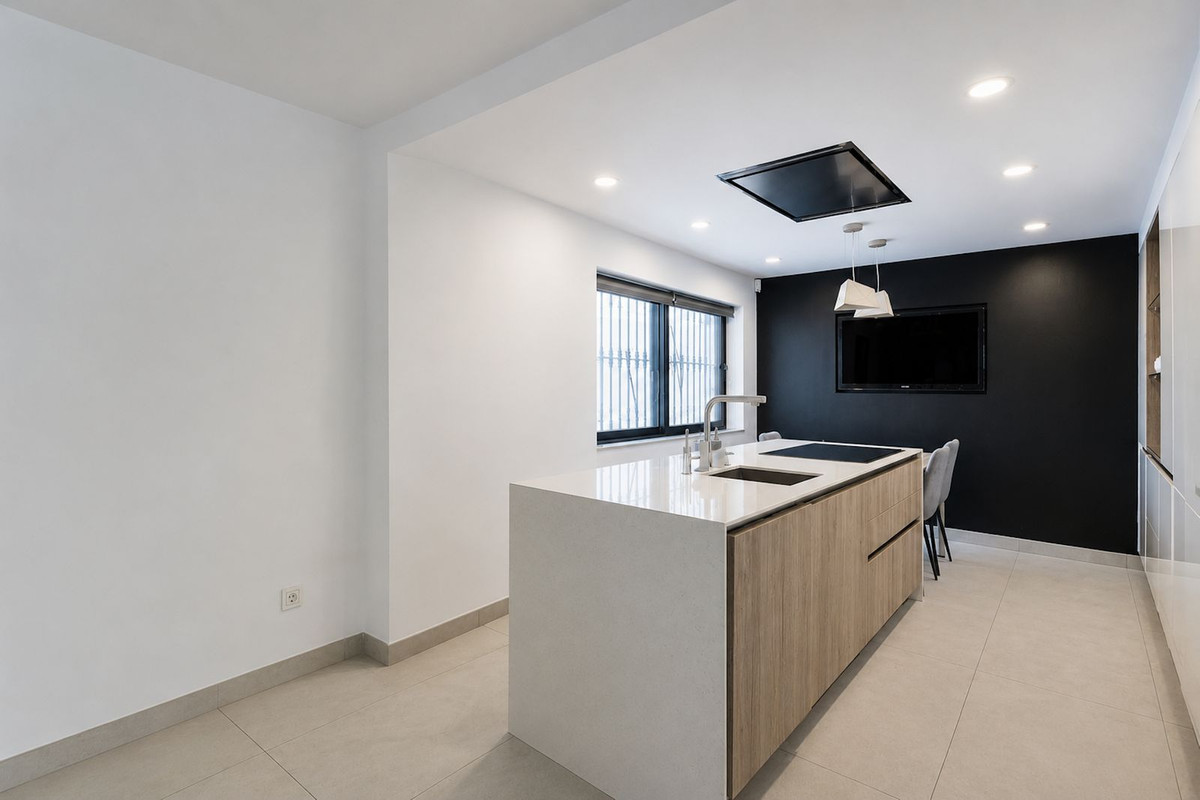 9 Bed Townhouse for sale in Nueva Andalucía Costa Del Sol, Málaga, Spain