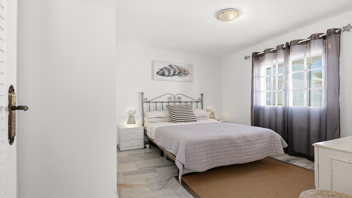 2 Bed Apartment for sale in La Duquesa Costa Del Sol, Málaga, Spain