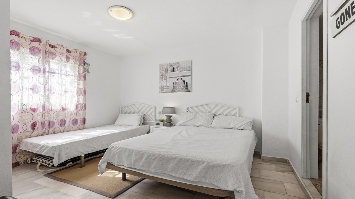2 Bed Apartment for sale in La Duquesa Costa Del Sol, Málaga, Spain