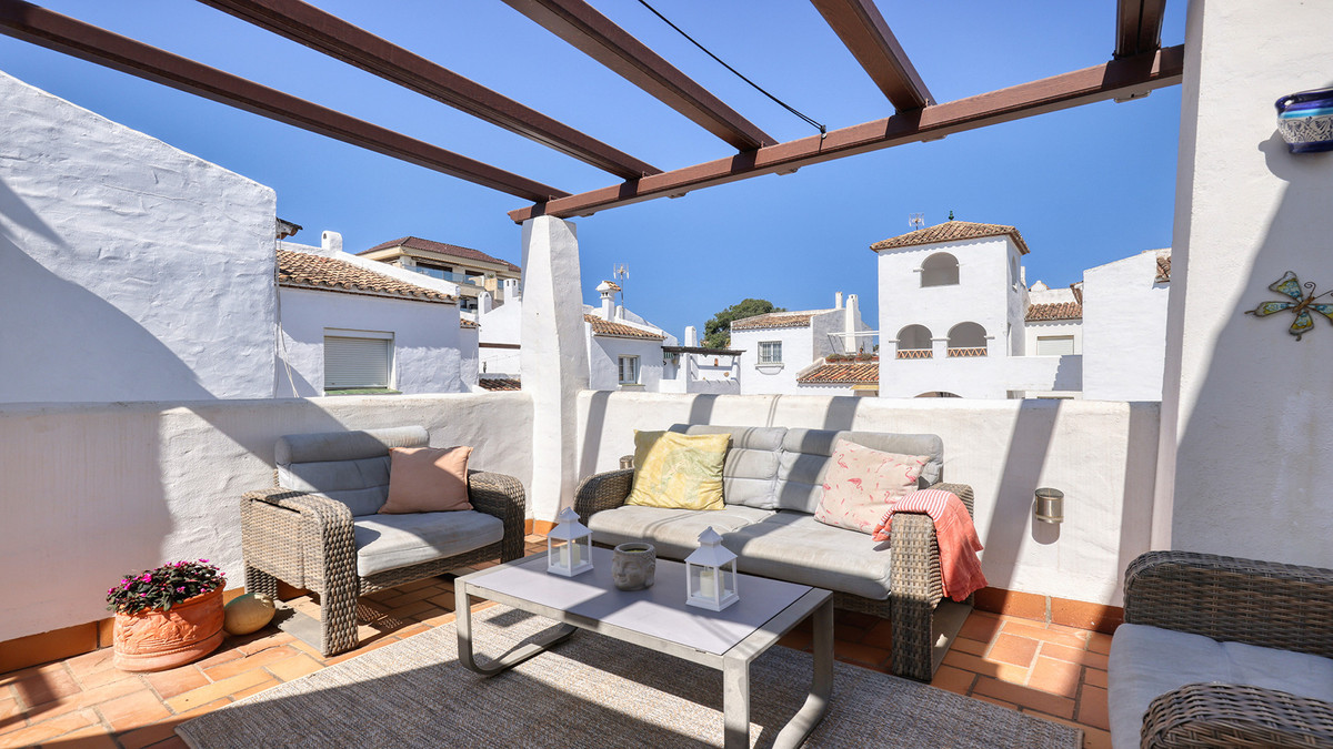 2 Bed Apartment for sale in La Duquesa Costa Del Sol, Málaga, Spain