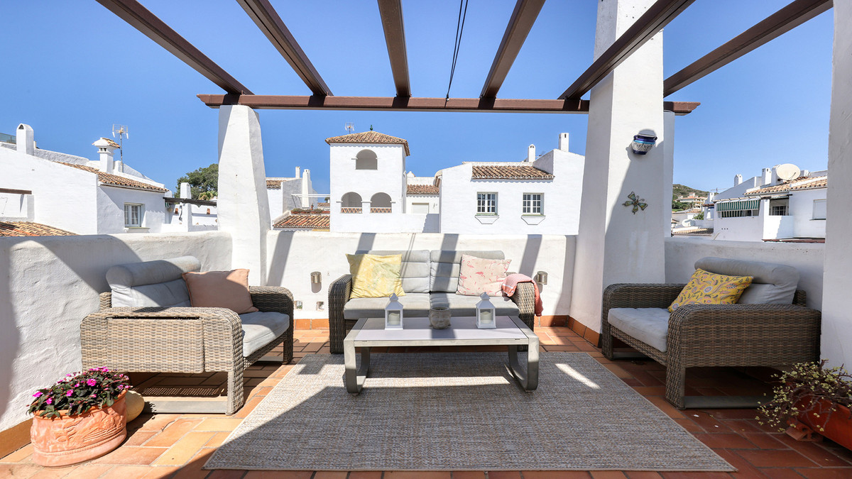 2 Bed Apartment for sale in La Duquesa Costa Del Sol, Málaga, Spain