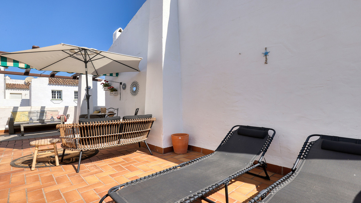 2 Bed Apartment for sale in La Duquesa Costa Del Sol, Málaga, Spain