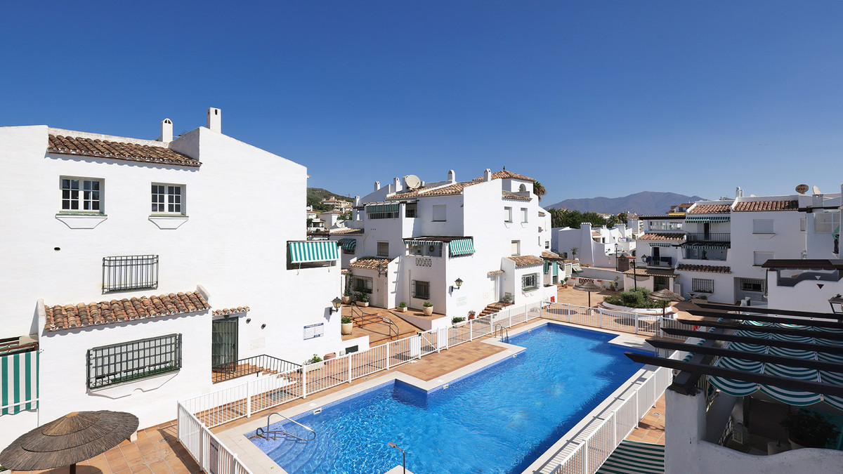 2 Bed Apartment for sale in La Duquesa Costa Del Sol, Málaga, Spain