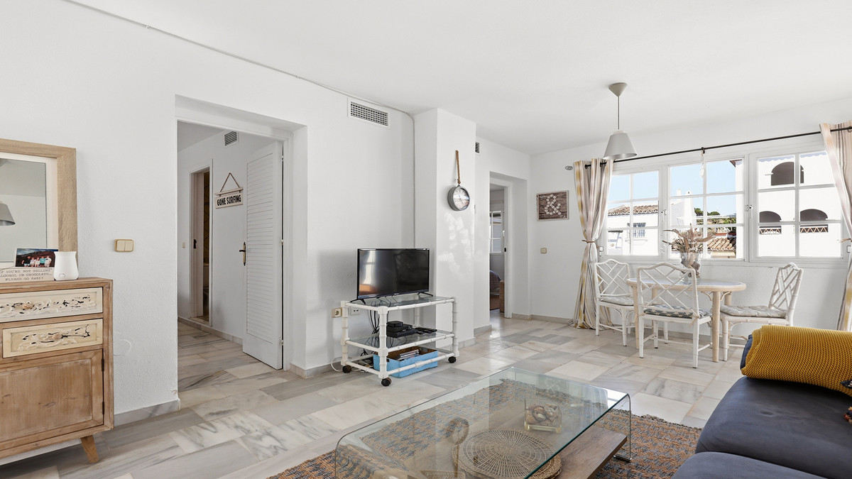 2 Bed Apartment for sale in La Duquesa Costa Del Sol, Málaga, Spain