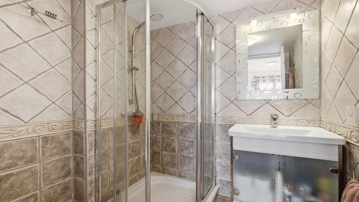 2 Bed Apartment for sale in La Duquesa Costa Del Sol, Málaga, Spain